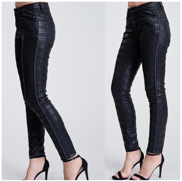 MID-RISE LIGHTWEIGHT BLACK PLAID JEANS - Picture 14 of 16